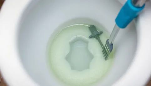 Jak usunąć grubą warstwę kamienia z muszli klozetowej