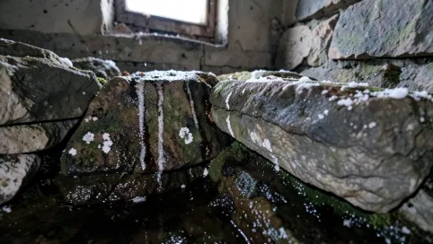 kamienny fundament a wilgoć